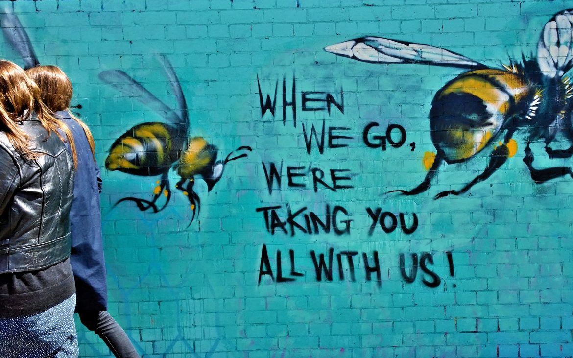 tag mural abeille