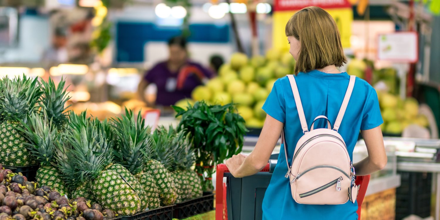 client supermarché avec un sac à dos @Artem Beliaikin