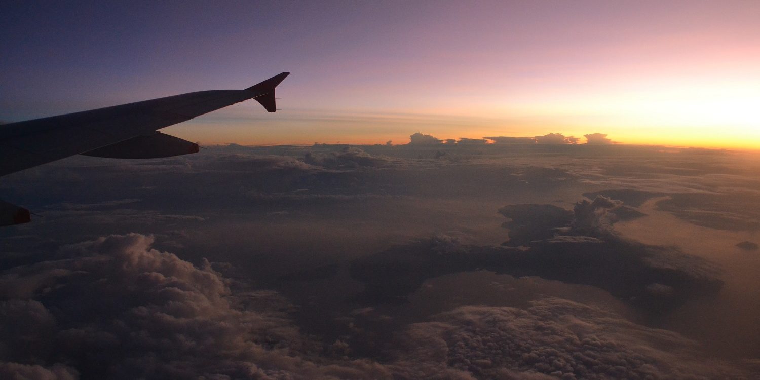 avion dans les nuages au australie