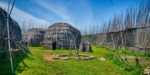 Droulers-Tsiionhiakwatha est le site archéologique d'un ancien village d'Iroquoiens du Saint-Laurent maison longue traditionnelle