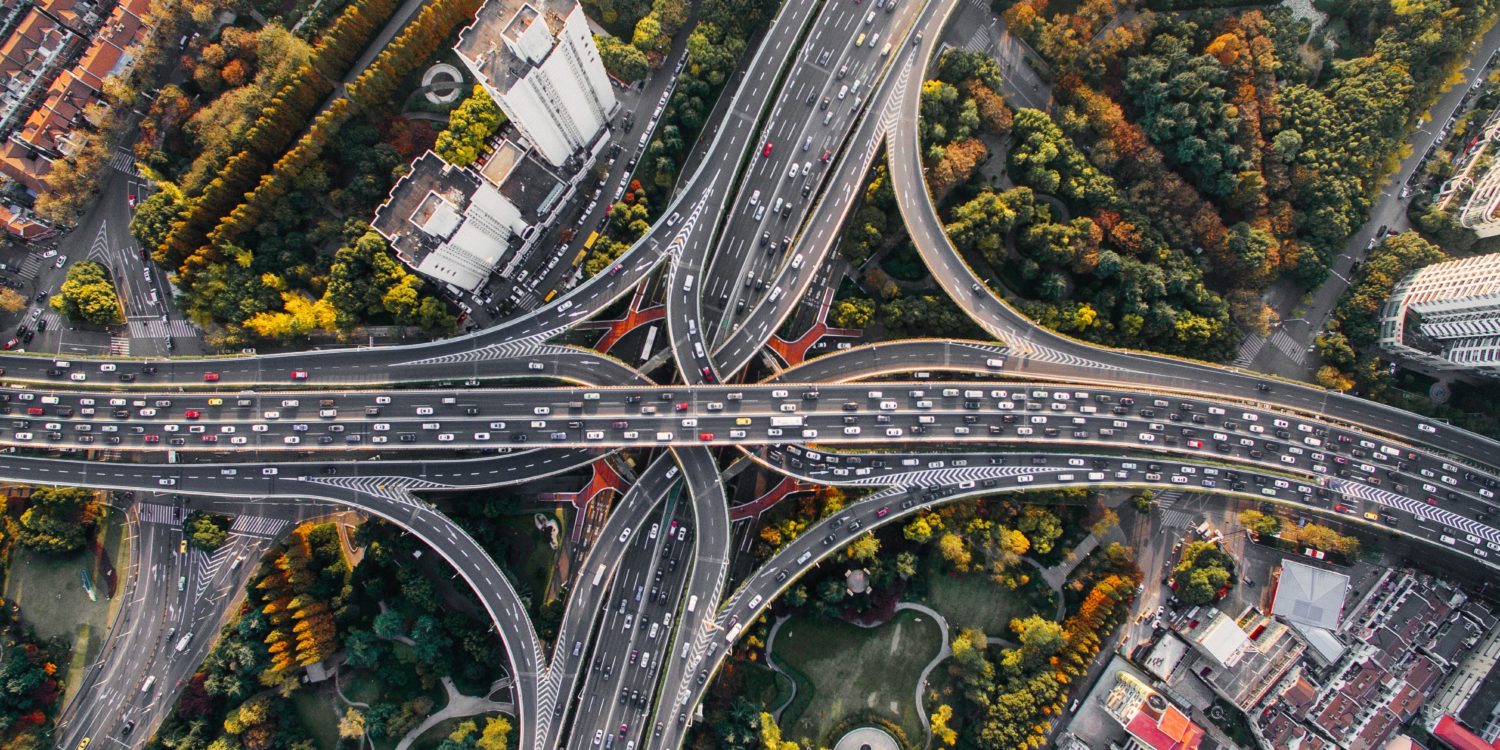 Vue aérienne d'un réseau d'autoroutes @denys-nevozhai